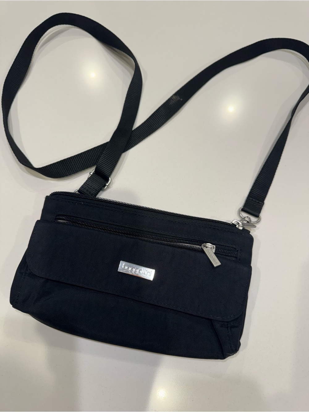 Travel-Ready Black Crossbody Bag with Front Zip Pocket
